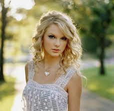Taylor Swift poses for a picture. Courtesy of http://www.flickr.com/photos/42072066@N05/3883370600/