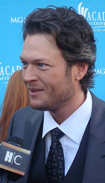 Blake Shelton gets interview about his singing. Courtesy of http://commons.wikimedia.org/wiki/File:BlakeSheltonApr10.jpg