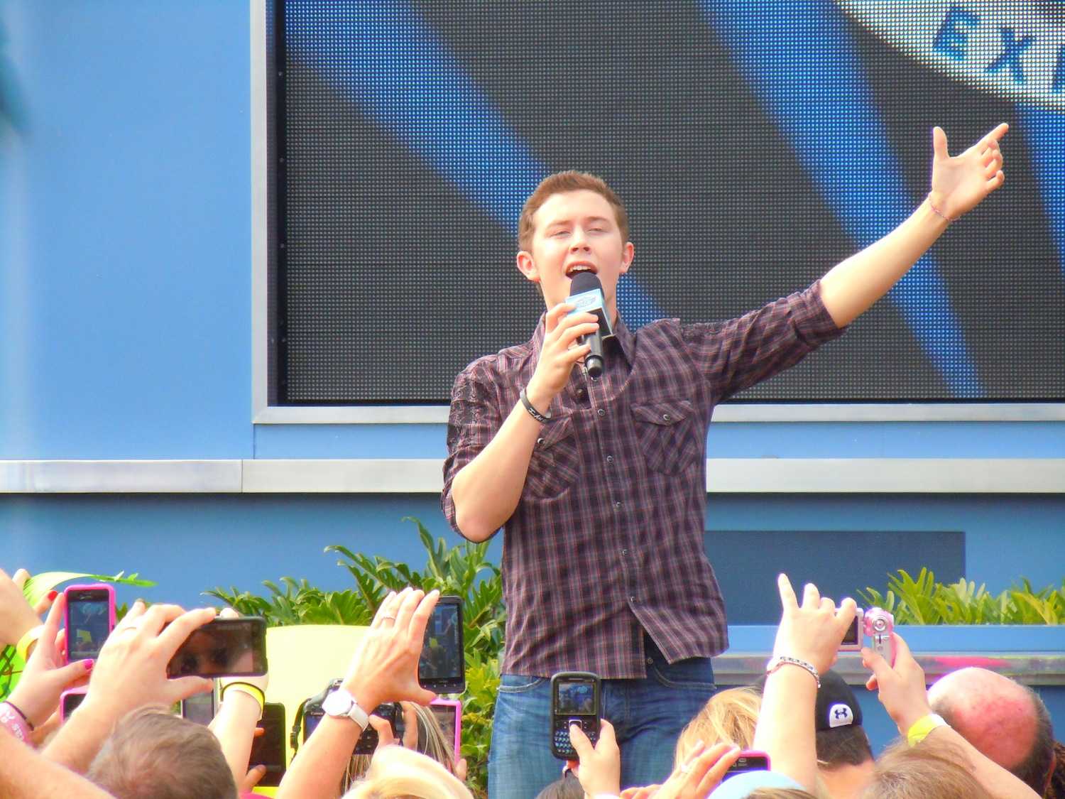 Scotty McCreery at Disney Hollywood Studios. Courtesy of http://www.flickr.com/photos/insidethemagic/5776263073/