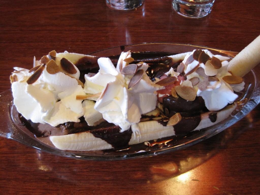 The finished product of the cooling ice cream treat.
Photo courtesy of Wikimedia Commons http://commons.wikimedia.org/wiki/File:Banana_Split.jpg