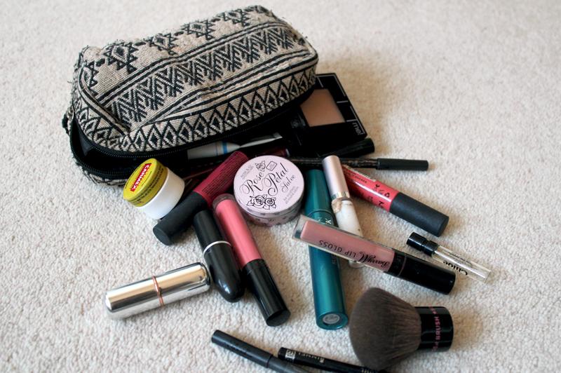 Photo brought to you by http://www.beautycrush.co.uk/2012/11/my-current-makeup-bag.html