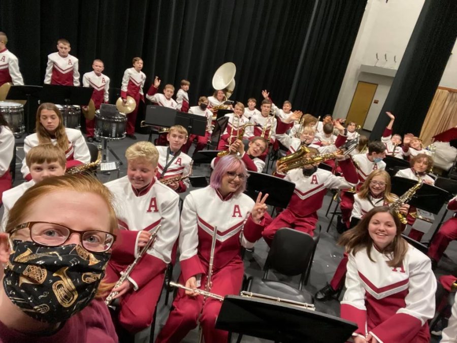Woodwind+advisor+%2C+Beth+Carpenter+takes+a+selfie+with+six+%2C+seventh+and+eighth+grade+band%21